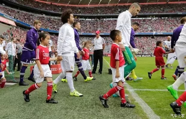  莱万多夫斯基重返安联球场受追捧  