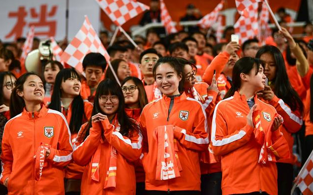  圣埃蒂安主场球迷爆满，激情助威球队逆转取胜