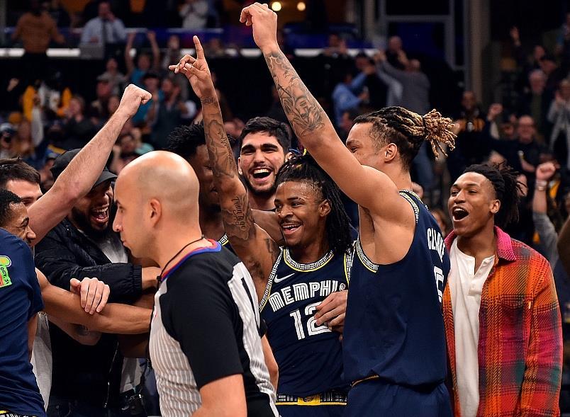  莫兰特关键抢断灰熊加时险胜马刺收获四连胜  